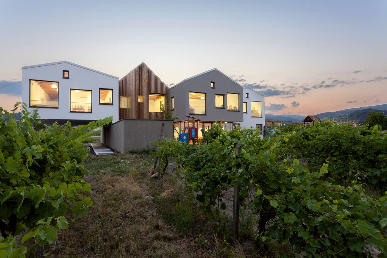 Architekti.sk | Škôlka nad vinicou, architektúra domu, interiérovy dizajn, dizajn