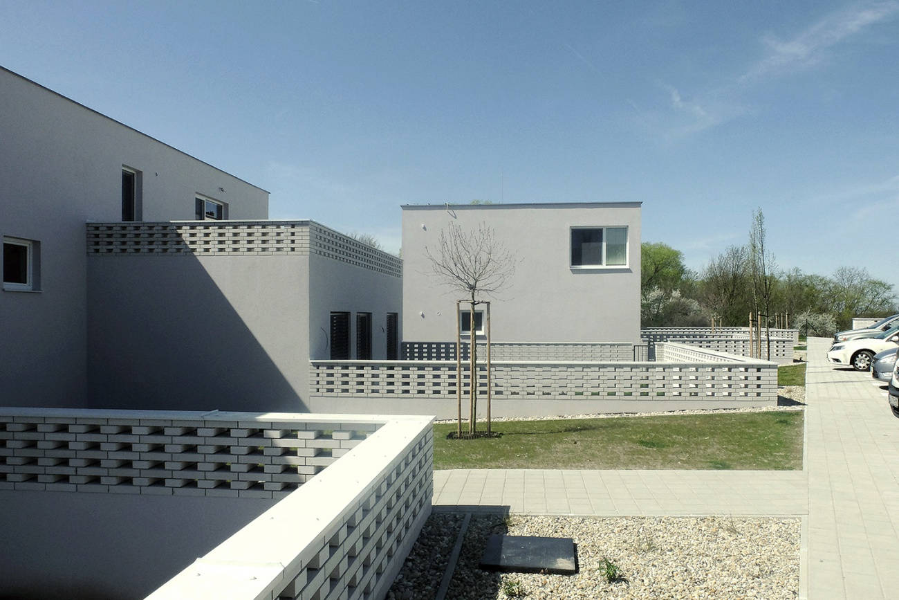 Architekti.sk | Bytové domy pri potoku, amfiteaterarchitekti Bratislava, projekty domov s garážou, urbanizmus